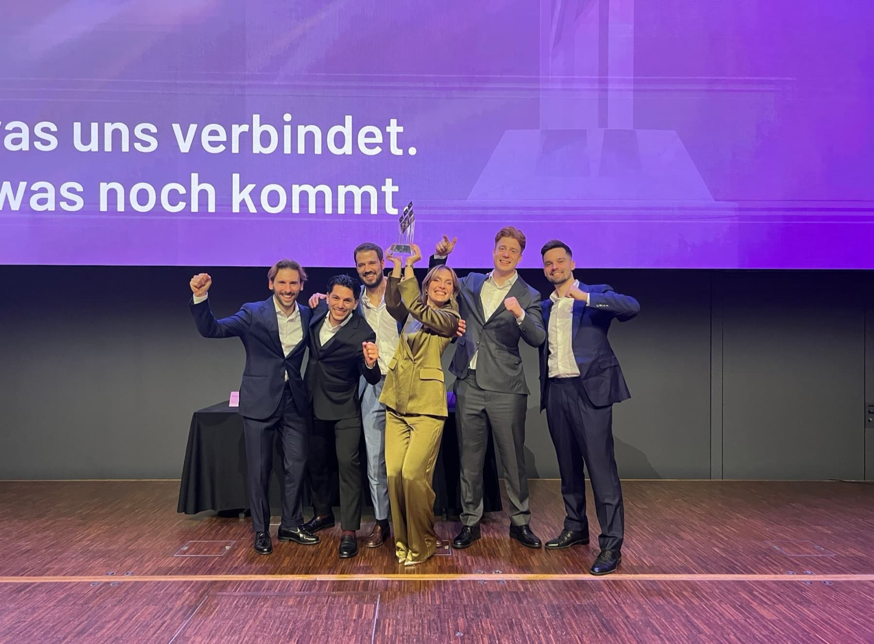 Das nestermind-Team auf der Bühne des Real Estate Award 2026 mit der Trophäe